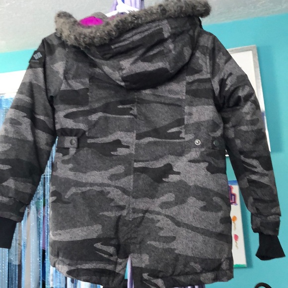 Columbia Girls ski jacket.  Water proof. Insulated - Picture 6 of 9
